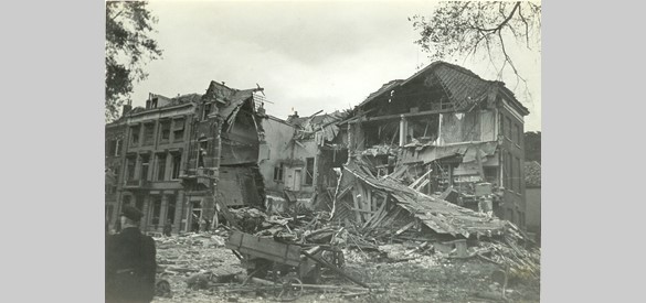 De ruïne van het huis van de familie Barto na het bombardement.